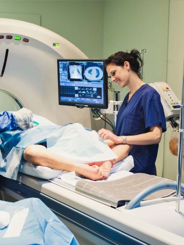 Enfermera de radioterapia Ha recibido un entrenamiento especial y puede proveerle al paciente información sobre el tratamiento de radiación y los efectos secundarios