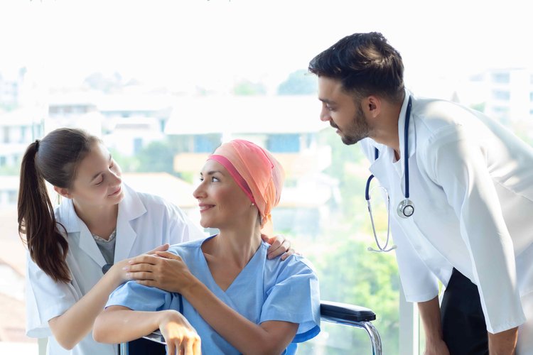 Especialistas en patología mamaria mujer con cancer de mama