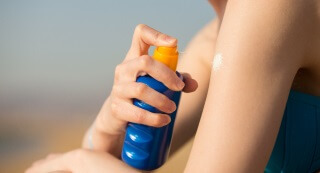 La mejor manera de protegerte del cáncer a la piel es limitar tu tiempo de exposición a los rayos ultravioletas.