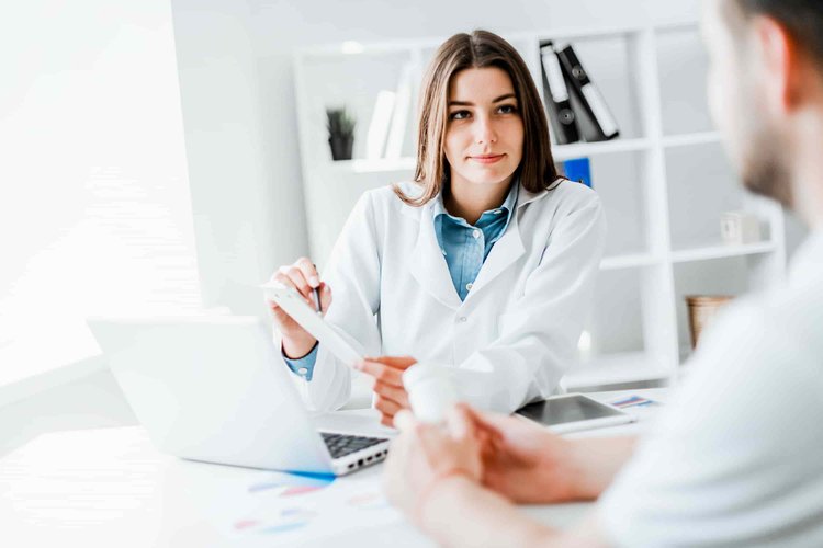 Radioncólogo u Oncólogo Radioterapeuta Médico especialmente capacitado para tratar con radiación a los pacientes con cáncer, y es el que elabora el plan de tratamiento.